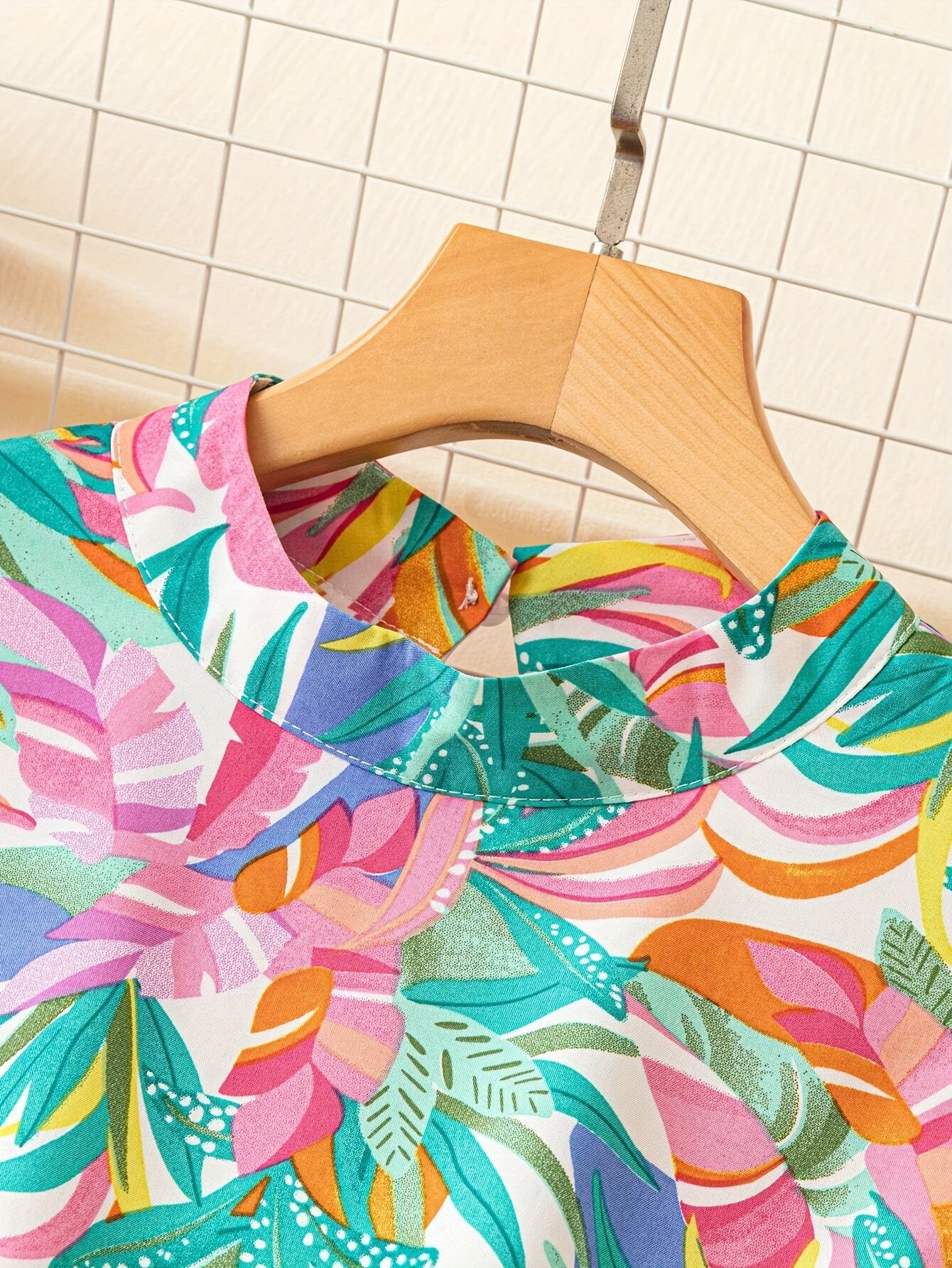 Elegante vestito a linea A con stampa floreale per donna, con design pieghettato e maniche a ruchino - Motivo tropicale vibrante, spalla scoperta, gamba a vita per primavera/estate/autunno, vestito primaverile/estivo | Vestito a linea A pieghettato | Det