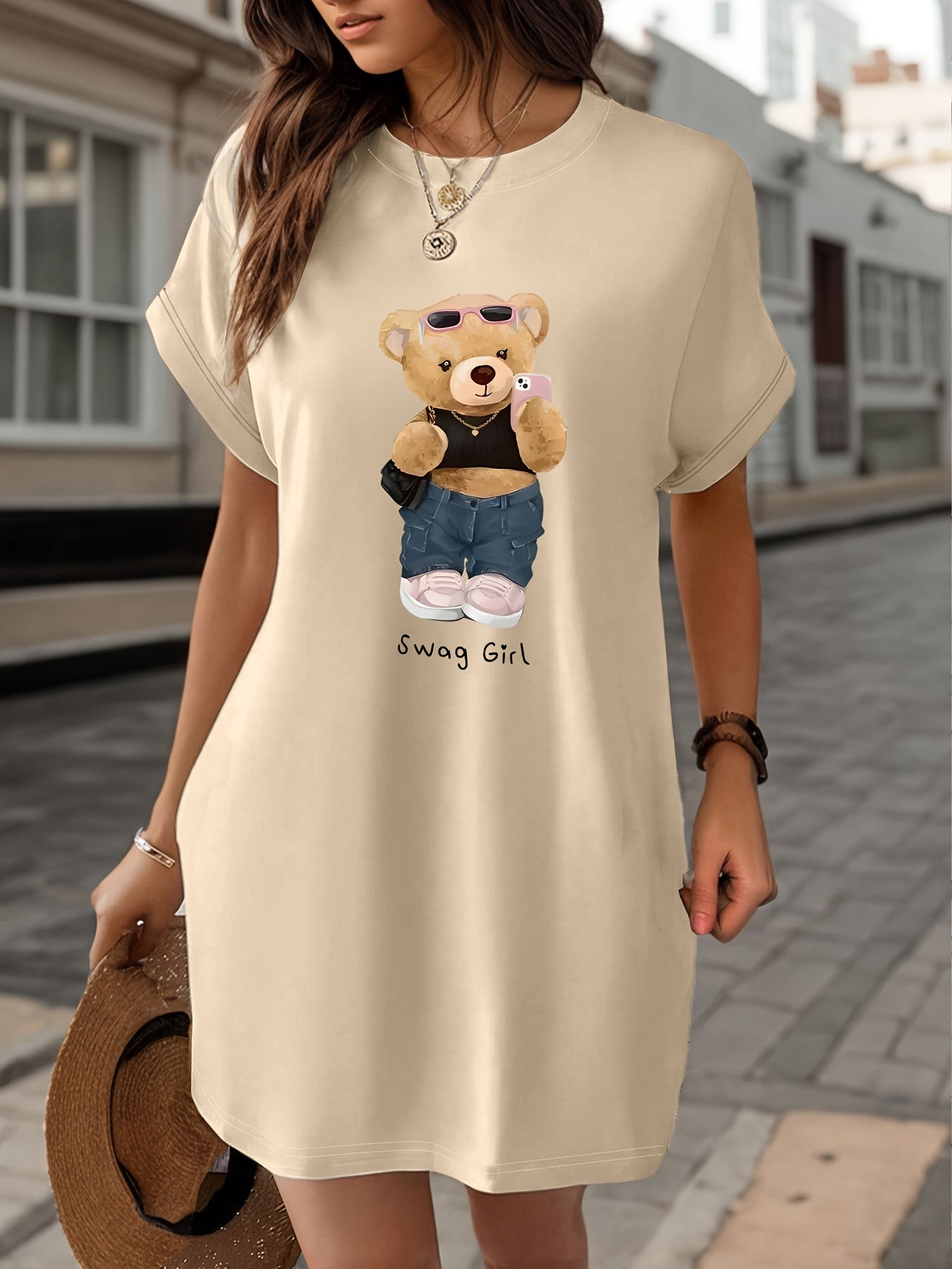 Abito t-shirt casual da donna per la primavera/estate con carino stampo di orso - "Swag" testo, maniche corte, scollo rotondo, leggero beige, perfetto per casa o uscite casuali, abbigliamento casual | Stampa giocosa | Aderenza comoda, abito con stampo di