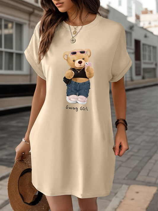 Abito t-shirt casual da donna per la primavera/estate con carino stampo di orso - "Swag" testo, maniche corte, scollo rotondo, leggero beige, perfetto per casa o uscite casuali, abbigliamento casual | Stampa giocosa | Aderenza comoda, abito con stampo di