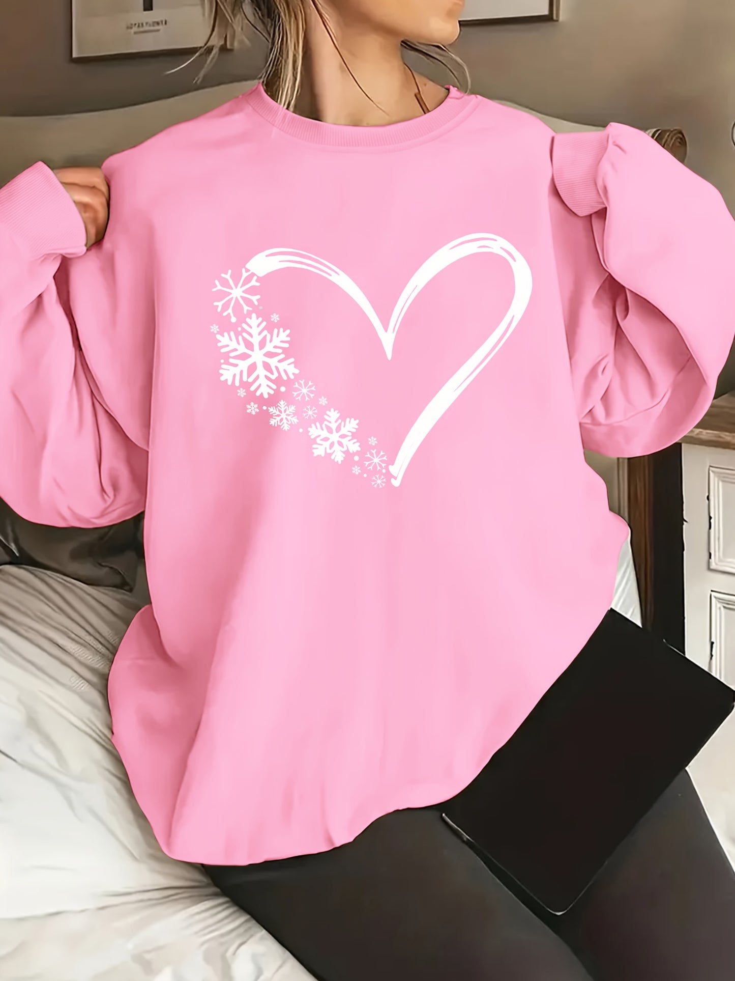 Women's Casual Heart & Snowflake Print Sweatshirt - Cozy Polyester, Long Sleeve, Crew Neck Pullover for All Seasons