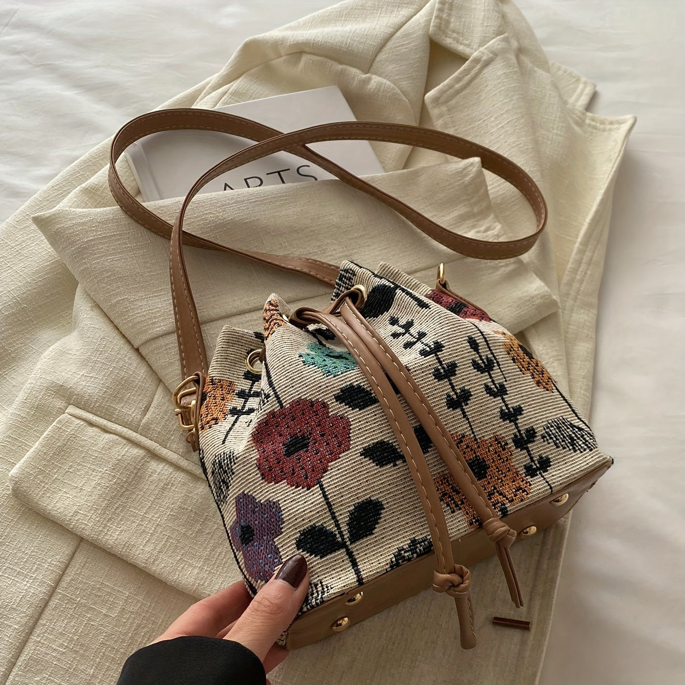 Elegant Floral Pattern Fabric Mini Crossbody Bucket Bag with Polyester Lining and Drawstring Closure for Women (1pcs, 17.27cm x 17.27cm) Hand Washable or Professionally Cleaned, No Edge Paint